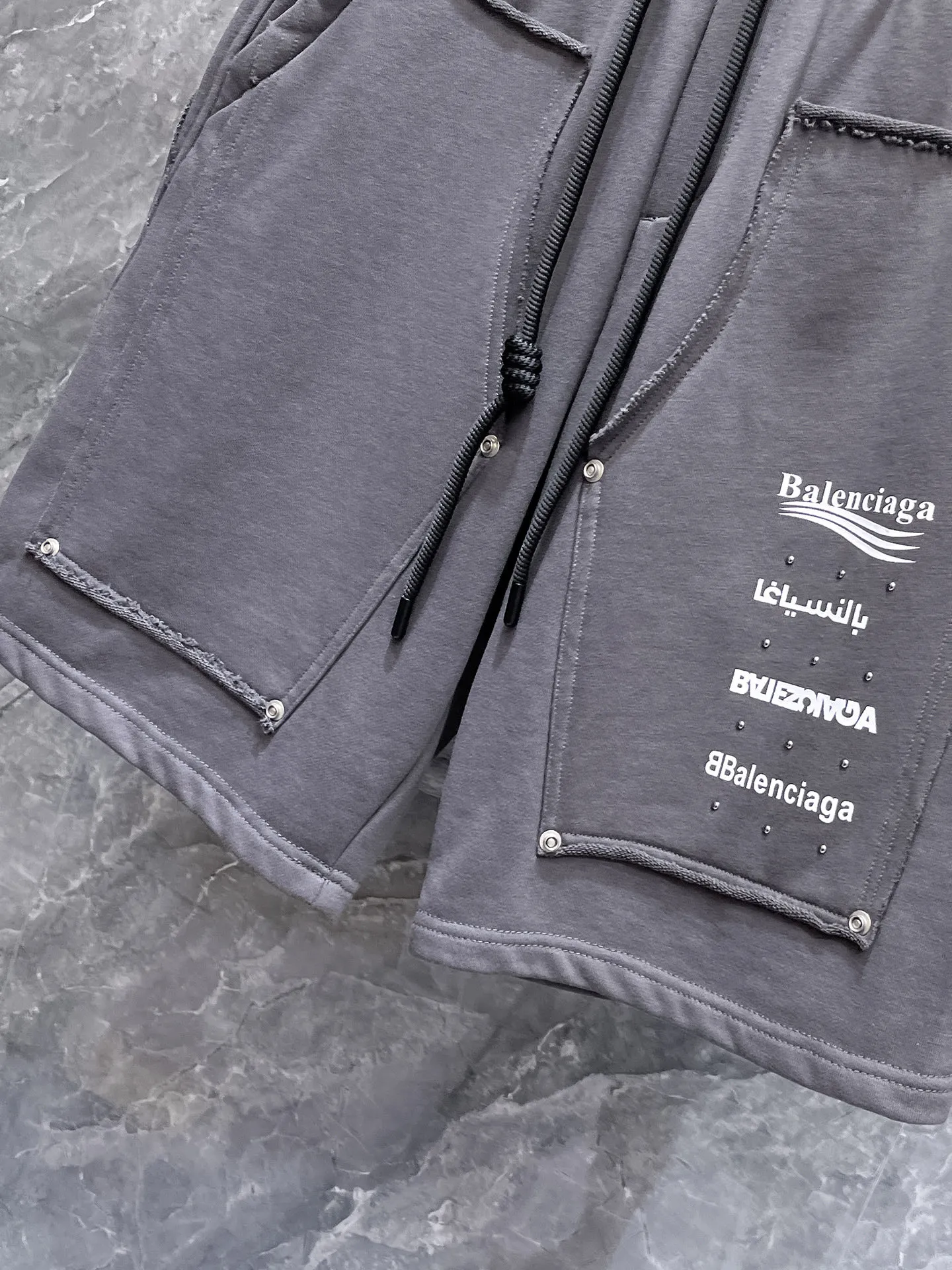 Balenciaga's three-standard complete 2026 summer New Arrival men's casual shorts, advanced custom-made Breathable fabric, Breathable fabric, extremely stretchy and comfortable, impeccable details, top-grade accessories, original logo design concept, delicate and soft feel! The upper body fit is awesome! Size: M-XXXL Please state your height and weight when ordering